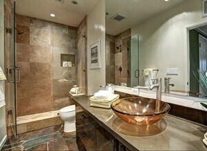 836 S Bundy Dr, Unit 401 in Los Angeles, CA - Building Photo - Building Photo