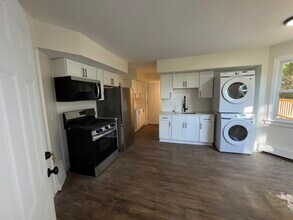 84 Yale St, Unit 1 in Waterbury, CT - Building Photo - Building Photo
