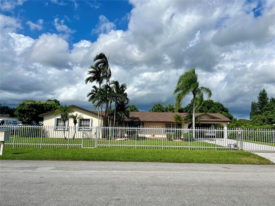 16001 SW 284th St in Homestead, FL - Building Photo