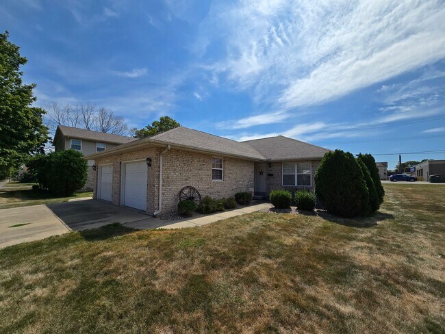 1005 Prairie Ave in Mattoon, IL - Building Photo - Building Photo