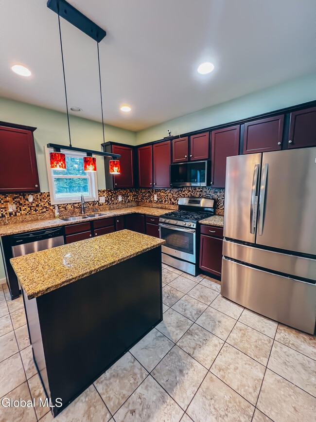 4 Elizabeth Ct in Clifton Park, NY - Building Photo - Building Photo