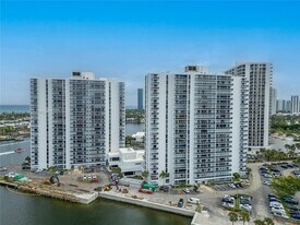20505 E Country Club Dr in Aventura, FL - Building Photo