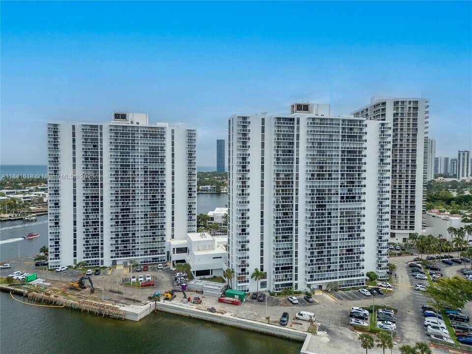 20505 E Country Club Dr in Aventura, FL - Building Photo