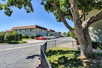 Anderson Meadows & Valley View Apartments in Anderson, CA - Building Photo - Building Photo