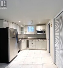 313 Bronte Rd in Oakville, ON - Building Photo - Building Photo