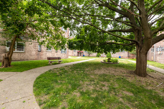 11101 66th Rd in Forest Hills, NY - Foto de edificio - Building Photo