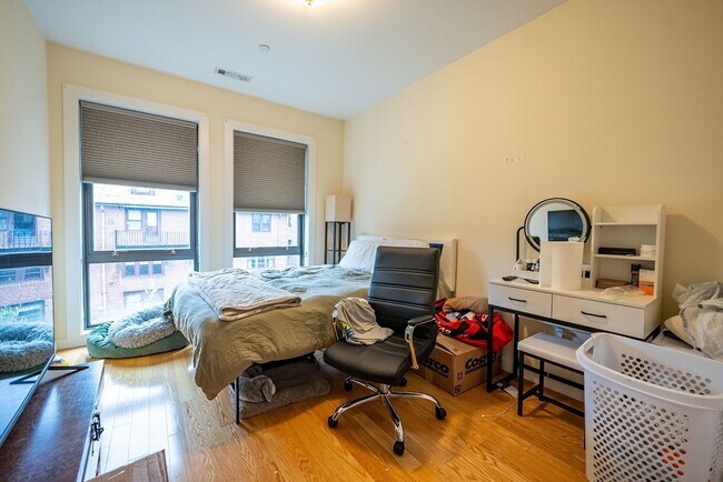 18 Manor St, Unit 2 in Boston, MA - Building Photo - Building Photo