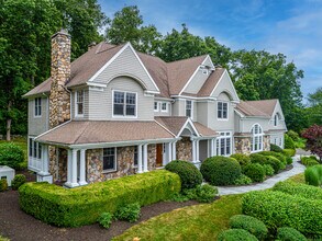 125 Nod Hill Rd in Wilton, CT - Foto de edificio - Building Photo