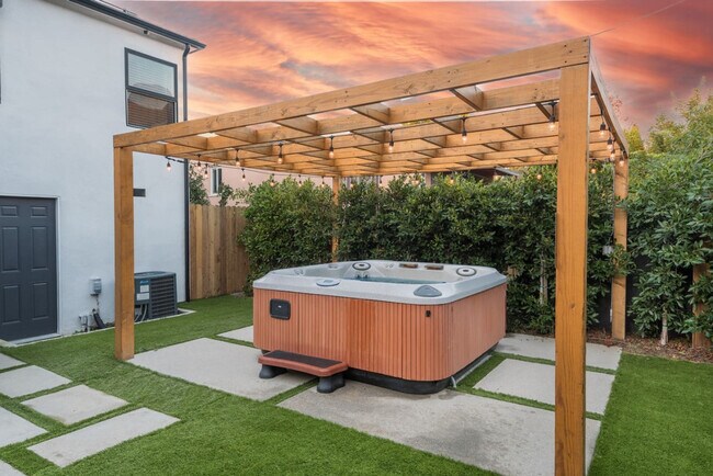 10364 Eastborne Ave-Unit -ID1042770P in Los Angeles, CA - Foto de edificio - Building Photo