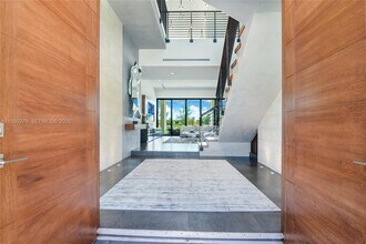 7210 S Prestwick Pl in Miami Lakes, FL - Building Photo - Building Photo