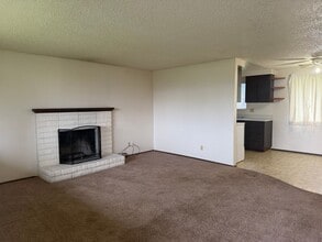 5040 E St in Springfield, OR - Building Photo - Building Photo