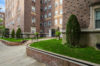 73-37 Austin St in Forest Hills, NY - Building Photo - Building Photo