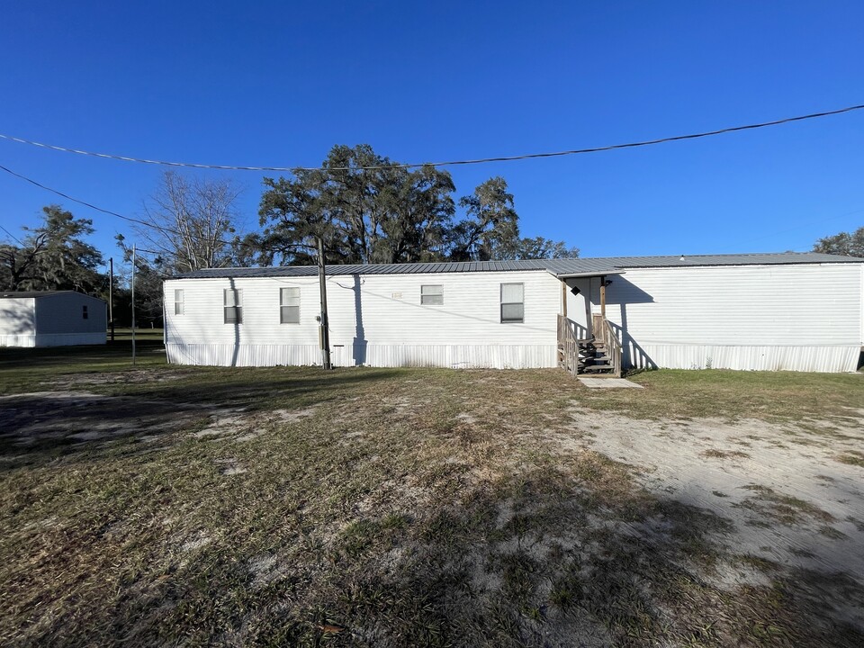 7099 SE 80th St in Trenton, FL - Building Photo