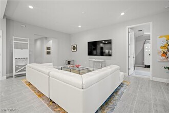 2560 Seychelles Dr in Naples, FL - Foto de edificio - Building Photo