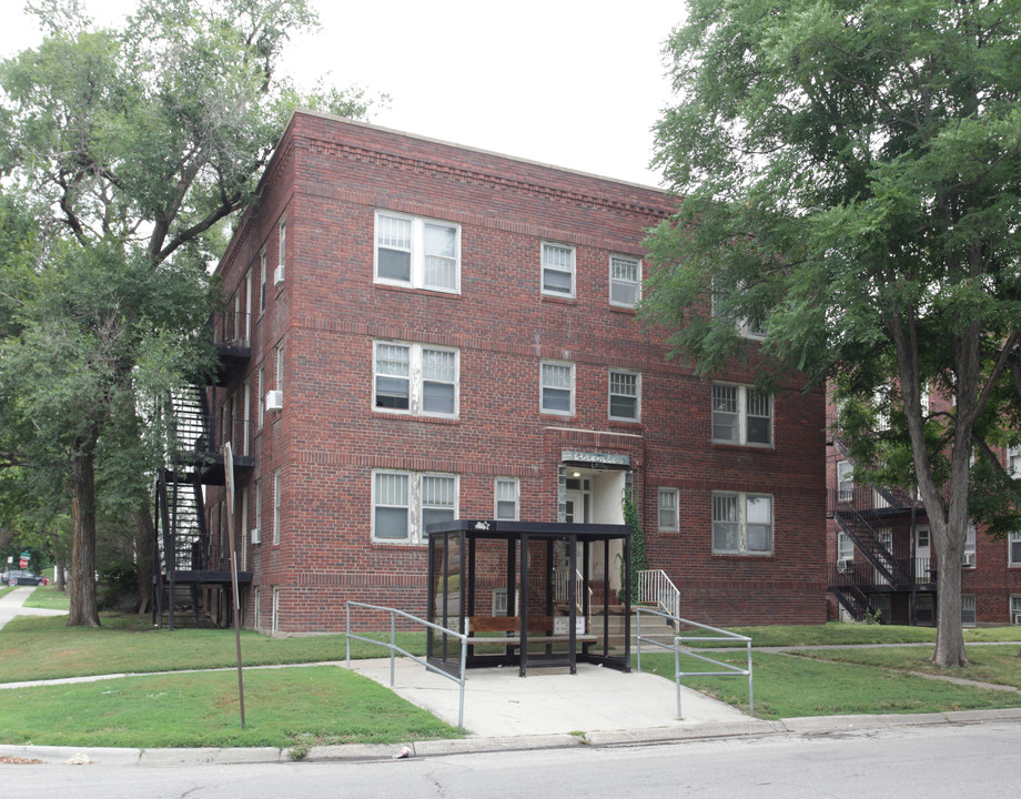 Premier Apartments in Lincoln, NE - Building Photo