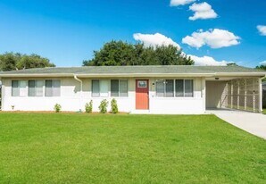 1532 Pulaski St in Port Charlotte, FL - Building Photo