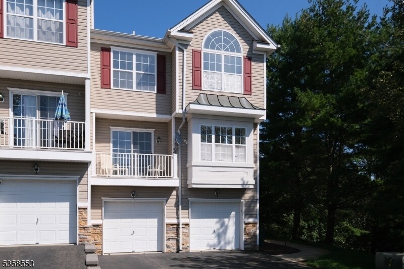 1611 Vista Terrace in Pompton Lakes, NJ - Building Photo