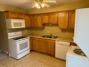 1616 Spring Valley Dr in Huntington, WV - Building Photo - Building Photo