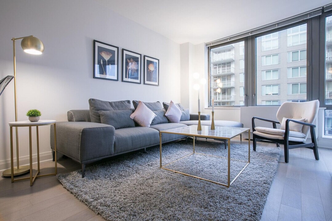 7 E 91st St in New York, NY - Building Photo