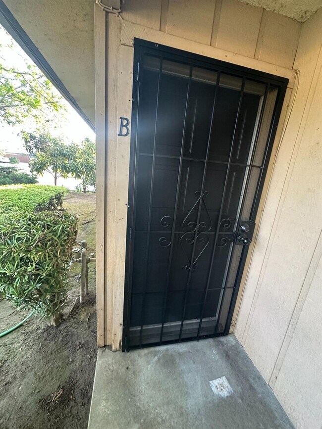 1069 Cherry Ln in Clovis, CA - Building Photo - Building Photo