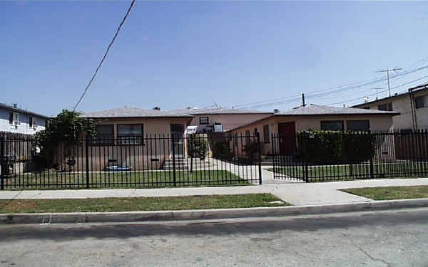 16037 Gault St in Van Nuys, CA - Building Photo