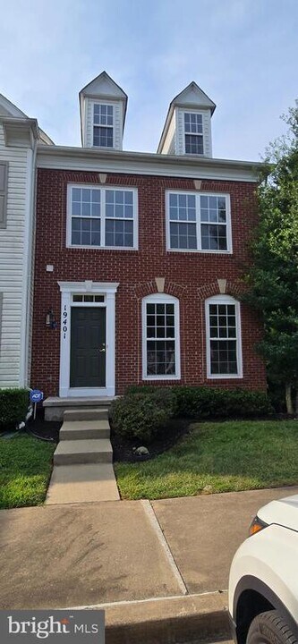 19401 Rayfield Dr in Germantown, MD - Building Photo