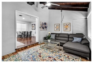 345 NE 107th St in Miami, FL - Foto de edificio - Building Photo