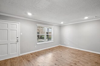 9016 Westview Dr in Houston, TX - Foto de edificio - Building Photo