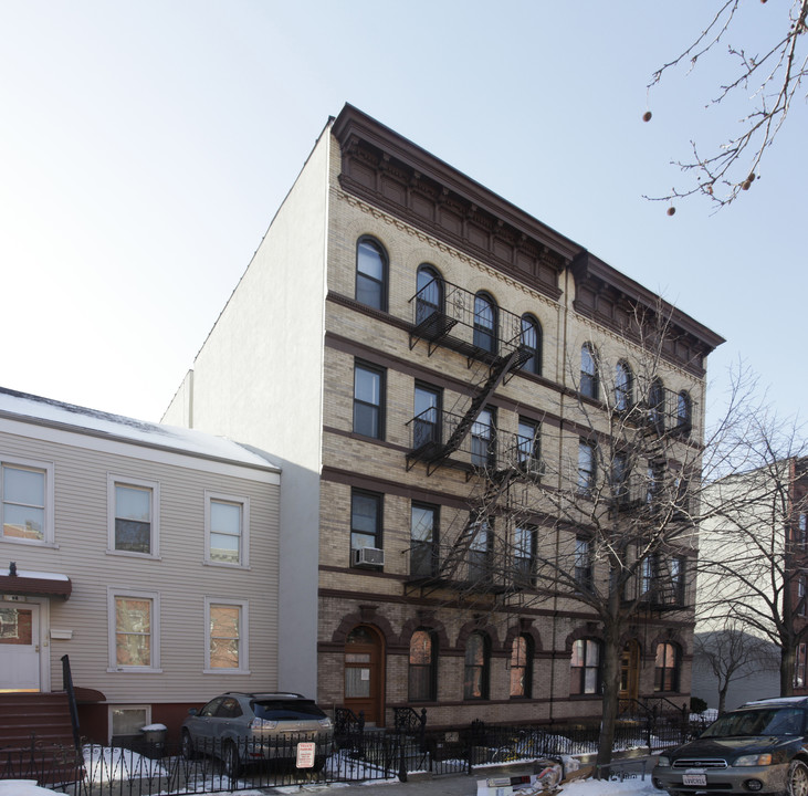 96 Milton St in Brooklyn, NY - Foto de edificio
