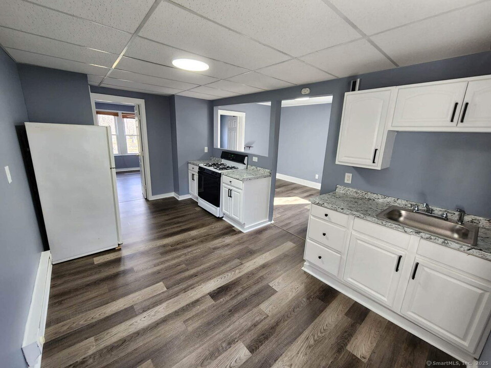 51 Draher St in Waterbury, CT - Building Photo