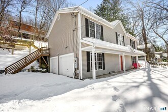 19 Candlewood Springs Road in New Milford, CT - Foto de edificio - Building Photo