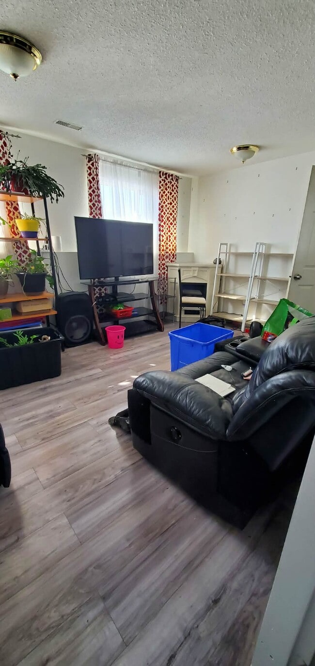 property at 4338-3004338 Hill Ave