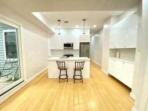 258 W Broadway, Unit 4 in Boston, MA - Foto de edificio - Building Photo