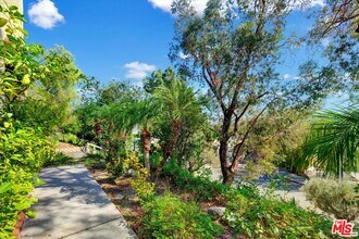 9634 Via Rimini in Burbank, CA - Building Photo - Building Photo