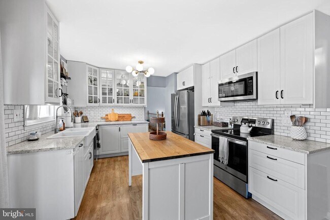 13380 Frinks Ct in Herndon, VA - Foto de edificio - Building Photo