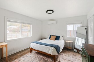 12242 SE Raymond St in Portland, OR - Foto de edificio - Building Photo