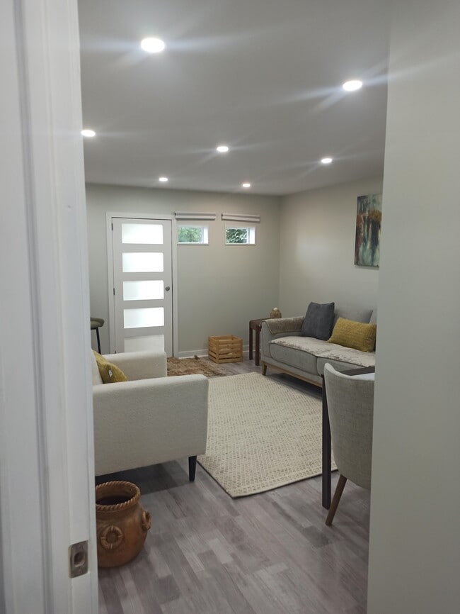 561 Donegani Av in Pointe-claire, QC - Building Photo - Building Photo