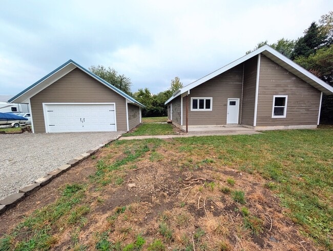 230 Langstraat Ln in Knoxville, IA - Building Photo - Building Photo