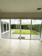 10061 NW 75th St in Doral, FL - Building Photo - Building Photo