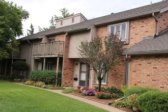 Woodsmill Village Apartment Homes in Ballwin, MO - Foto de edificio - Building Photo