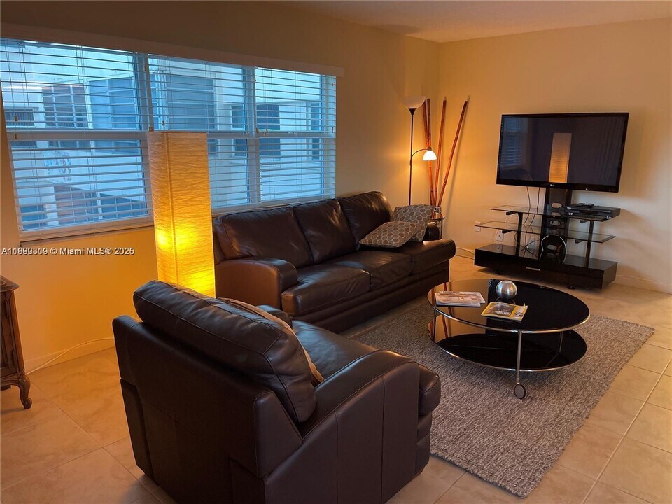 1701 Buchanan St in Hollywood, FL - Building Photo