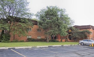 Forest Glen Condos in Lansing, IL - Building Photo - Building Photo