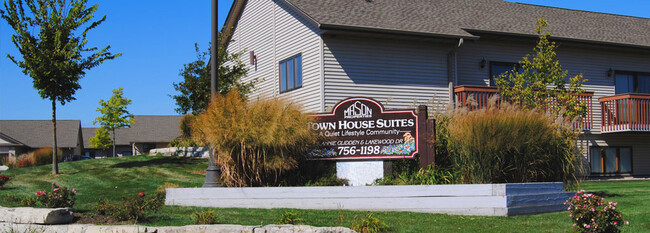 Mason Townhouse Suites in Dekalb, IL - Foto de edificio - Building Photo