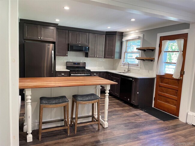 77 Boulevard Ave in Greenlawn, NY - Building Photo - Building Photo