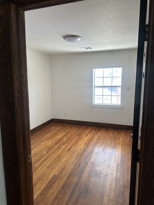 922 E 7th St in Ada, OK - Building Photo