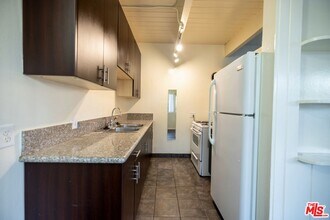 451 S Oakhurst Dr in Beverly Hills, CA - Building Photo - Building Photo