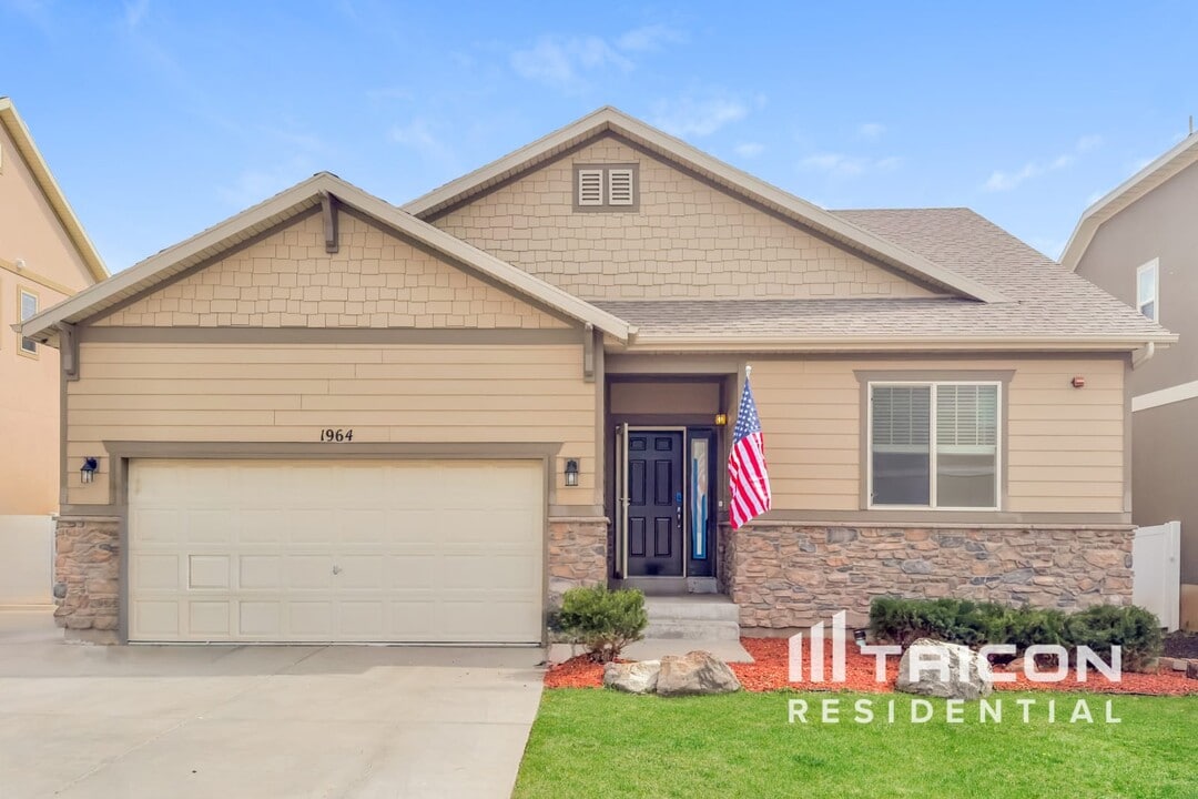 1964 E Osprey Way in Layton, UT - Building Photo