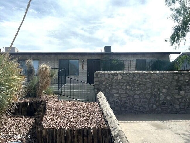 2344 Saturn Cir in Las Cruces, NM - Foto de edificio - Building Photo