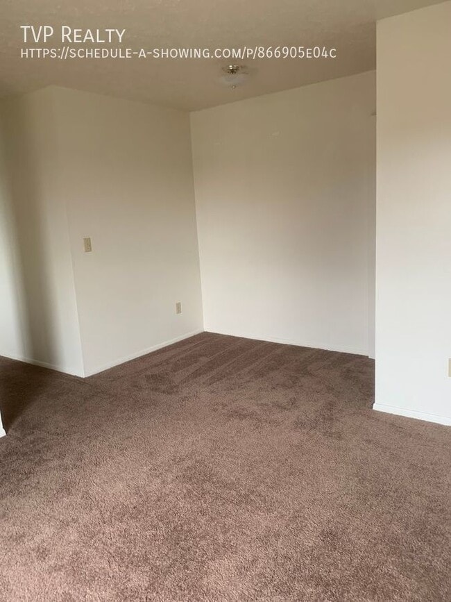 132 Fox Hill Ln in Elyria, OH - Building Photo - Building Photo