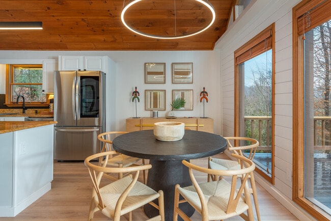 416 W Ridge Dr in Burnsville, NC - Building Photo - Building Photo